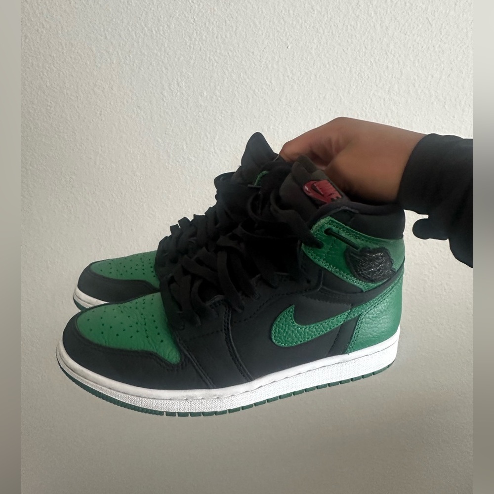 [SOLD] Air Jordan 1 Retro High OG
'Pine Green 2.0